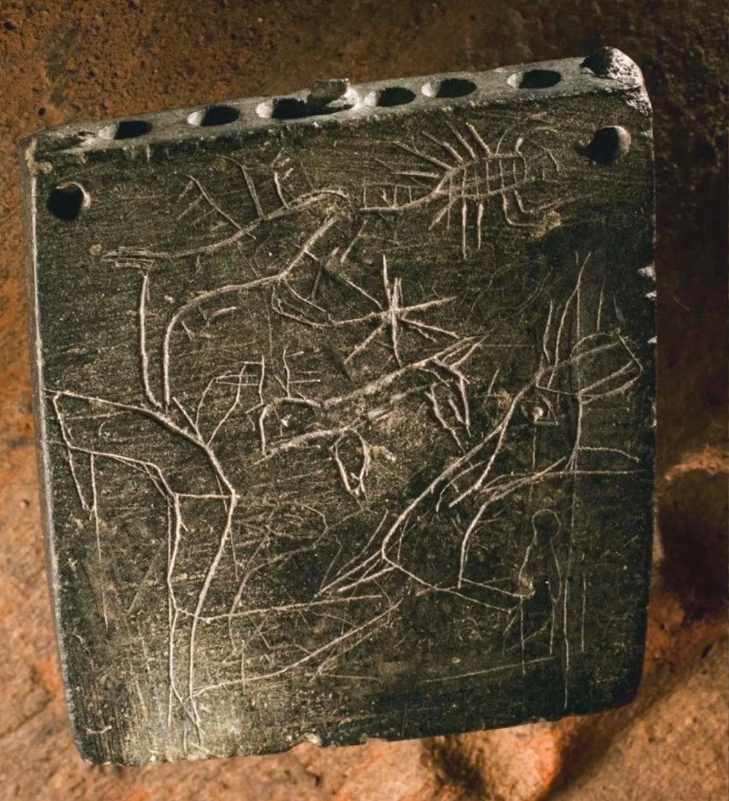 Staroveké zaklínadlo malo na prednej a zadnej strane ilustrácie zvierat, ako sú škorpióny (tu zobrazené). Analýza písma zaklínača naznačuje, že bolo napísané niekedy medzi rokmi 850 pred Kristom a 800 pred Kristom, a preto je tento nápis najstarším aramejským zaklínadlom, aké sa kedy našlo. © Foto Roberto Ceccacci/S láskavým dovolením expedície Chicago-Tübingen do Zincirli