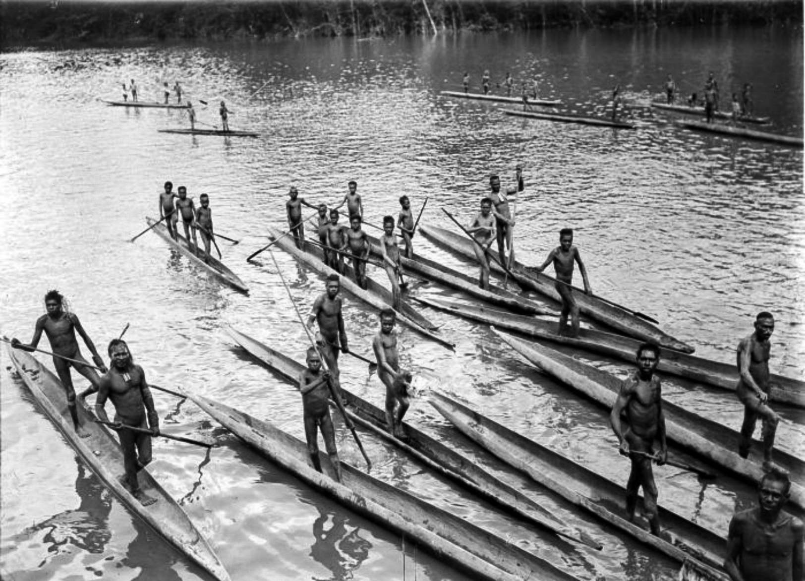 Asmat sur la rivière Lorentz, photographié lors de la troisième expédition de Nouvelle-Guinée du Sud en 1912-13.