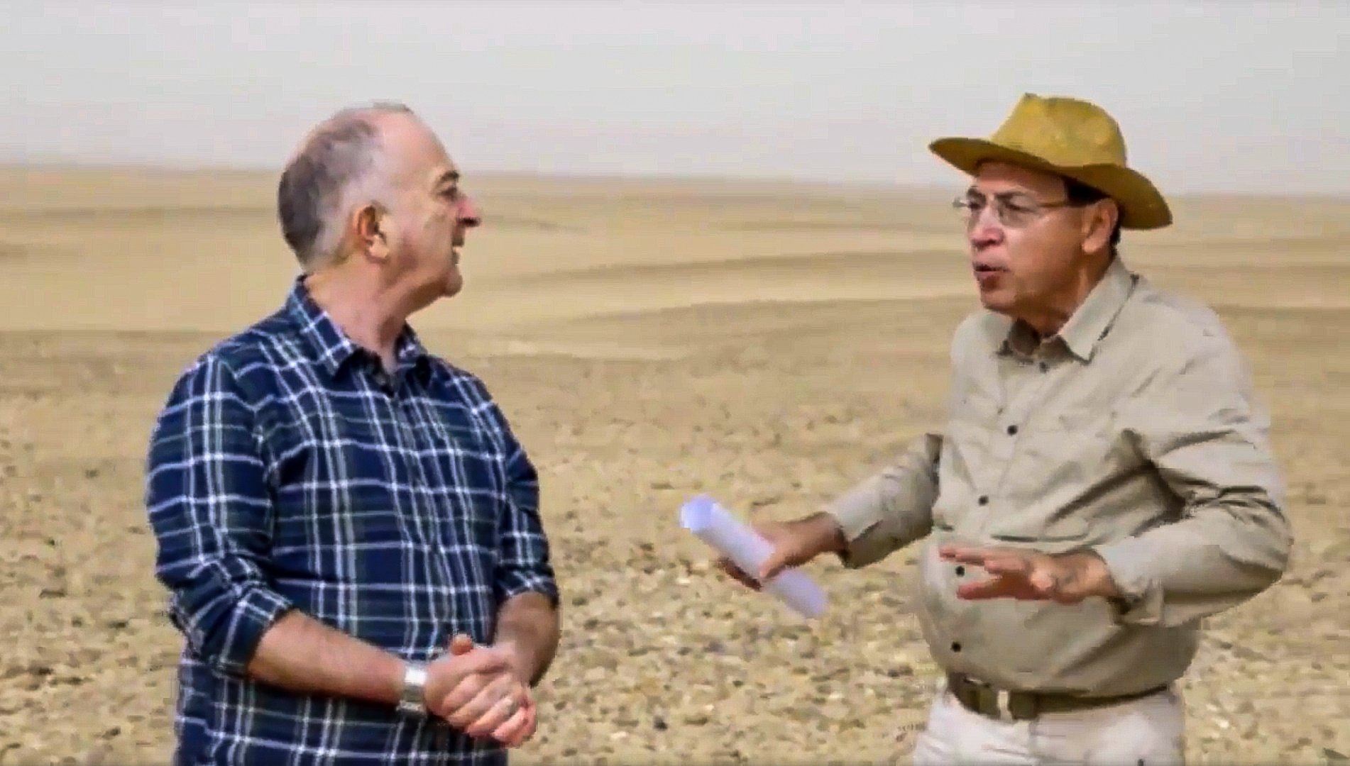 Dr. Dobrev explica a Tony Robinson a localização em Saqqara
