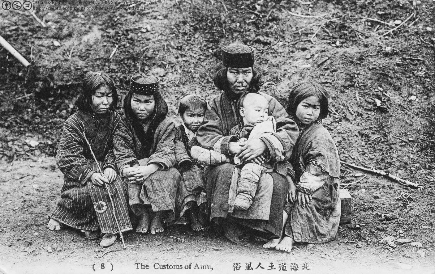 Ainu (in historischen Texten auch Ezo genannt) sind eine ethnische Gruppe, die auf Hokkaidō, den Kurilen und einem Großteil von Sachalin beheimatet ist. Heute gibt es höchstwahrscheinlich über 150,000 Ainu; Die genaue Zahl ist jedoch nicht bekannt, da viele Ainu ihre Herkunft aufgrund von Rassenproblemen in Japan verbergen