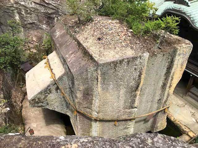 ရှေးယန္တရားများ- တန်ရာနှင့်ချီ၍ အလေးချိန်ရှိသော ဤဂျပန် megalith ကို ဘီလူးကြီးများက တည်ဆောက်ခဲ့ပါသလား။ ၉