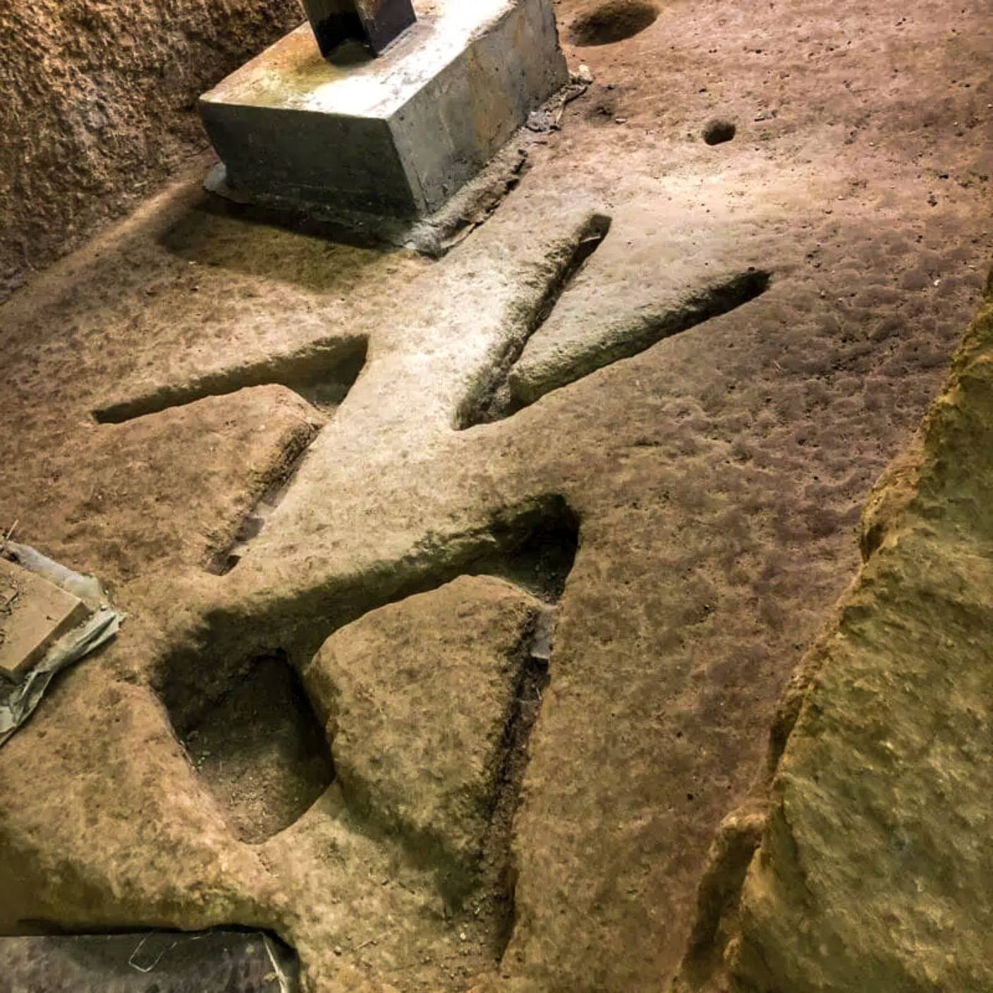 Tanda yang diukir di batuan dasar lebih dari 2,800 tahun yang lalu, terlihat dalam penggalian arkeologi di kota David dekat Kota Tua Yerusalem, 1 Desember 2011