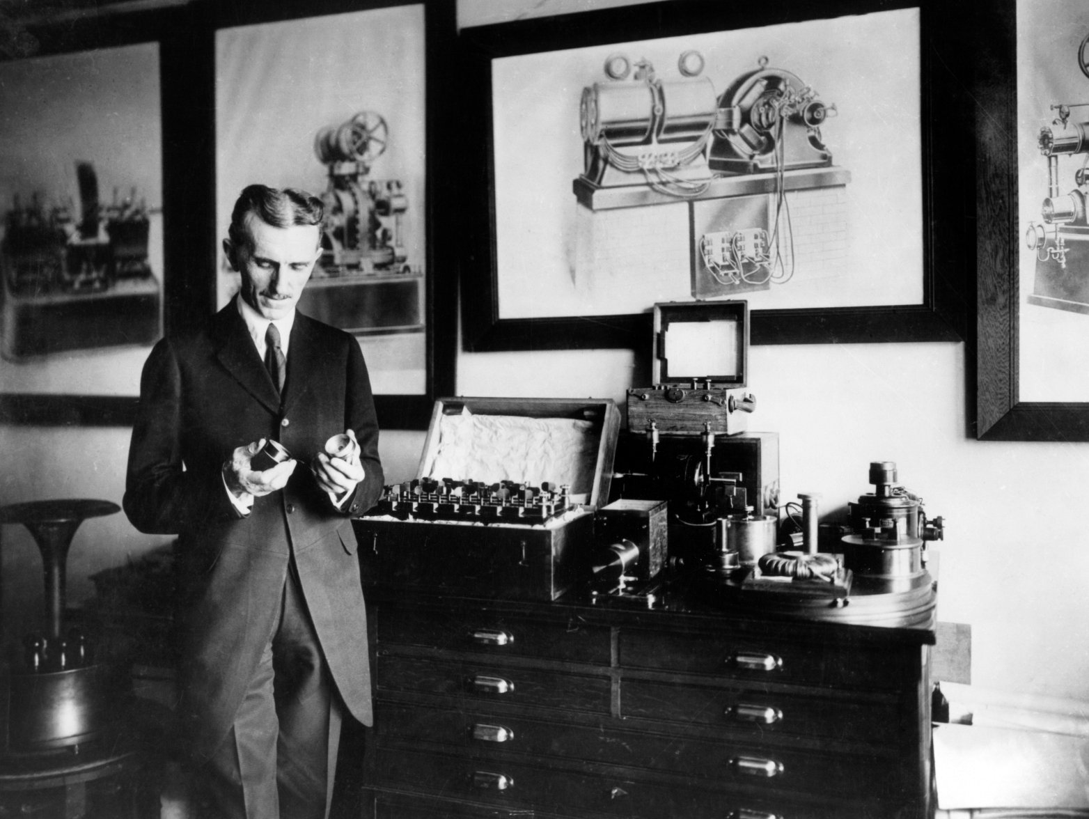 Nikola Tesla (1856-1943) in zijn laboratorium in New York, ca. 1910. Tesla was een Servisch-Amerikaanse uitvinder en ingenieur die vooral bekend stond om zijn werk aan wisselstroom (AC) elektriciteitsvoorziening. © Alamy | Licentie geldig vanaf 15 augustus 2022