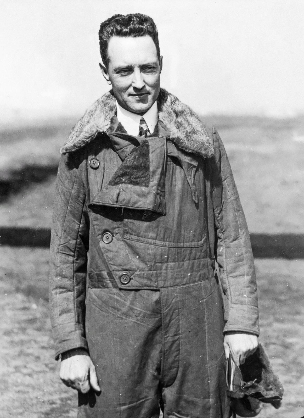 Richard Evelyn Byrd Jr. in Fliegerjacke, 1920er Jahre