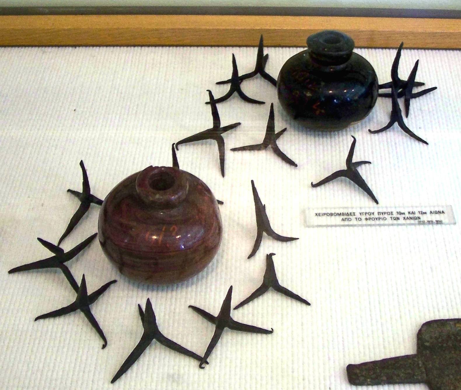 Grenades en céramique remplies de feu grec, entourées de caltrops, 10e-12e siècle, Musée historique national, Athènes, Grèce