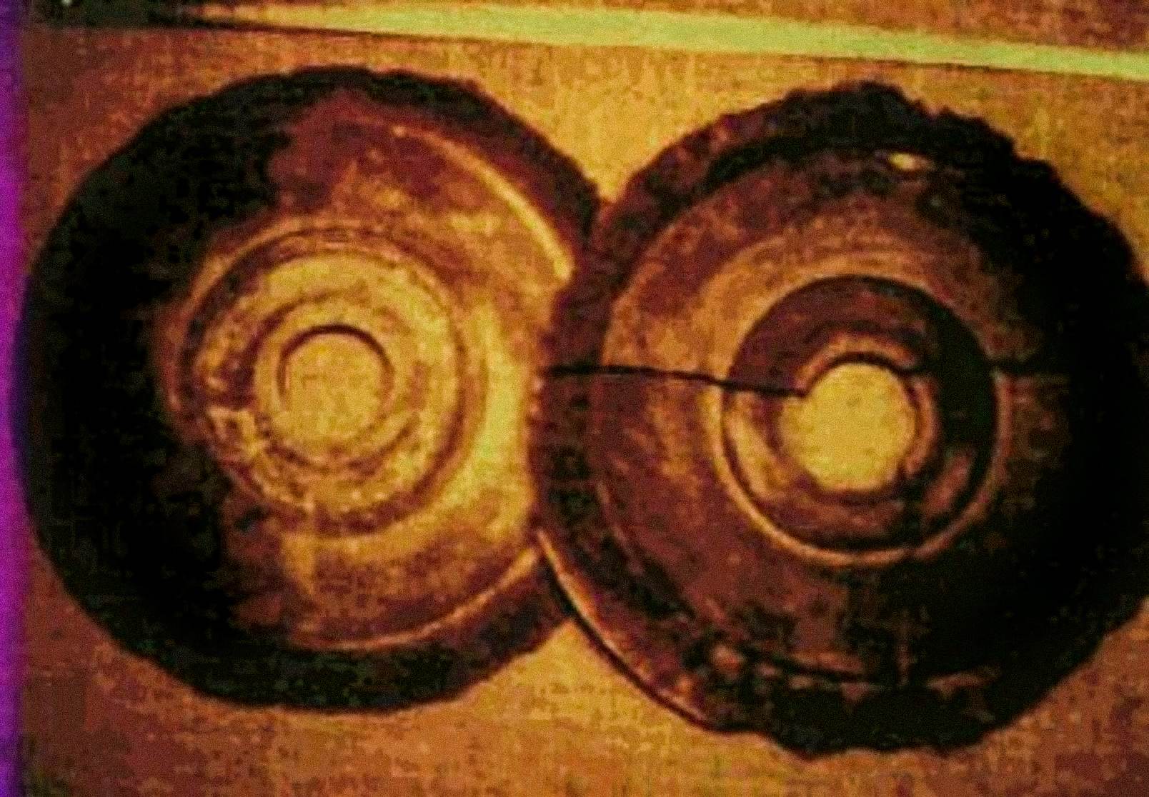1974 में, ऑस्ट्रियाई इंजीनियर अर्न्स्ट वेगरर ने दो डिस्क की तस्वीरें खींचीं जो ड्रोपा स्टोन्स के विवरण से मिलती थीं। वह जियान में बानपो-संग्रहालय के एक निर्देशित दौरे पर थे, जब उन्होंने प्रदर्शन पर पत्थर की डिस्क देखी। उनका दावा है कि उन्होंने प्रत्येक डिस्क के केंद्र में एक छेद देखा और आंशिक रूप से टूटे हुए सर्पिल जैसे खांचे में चित्रलिपि देखी।