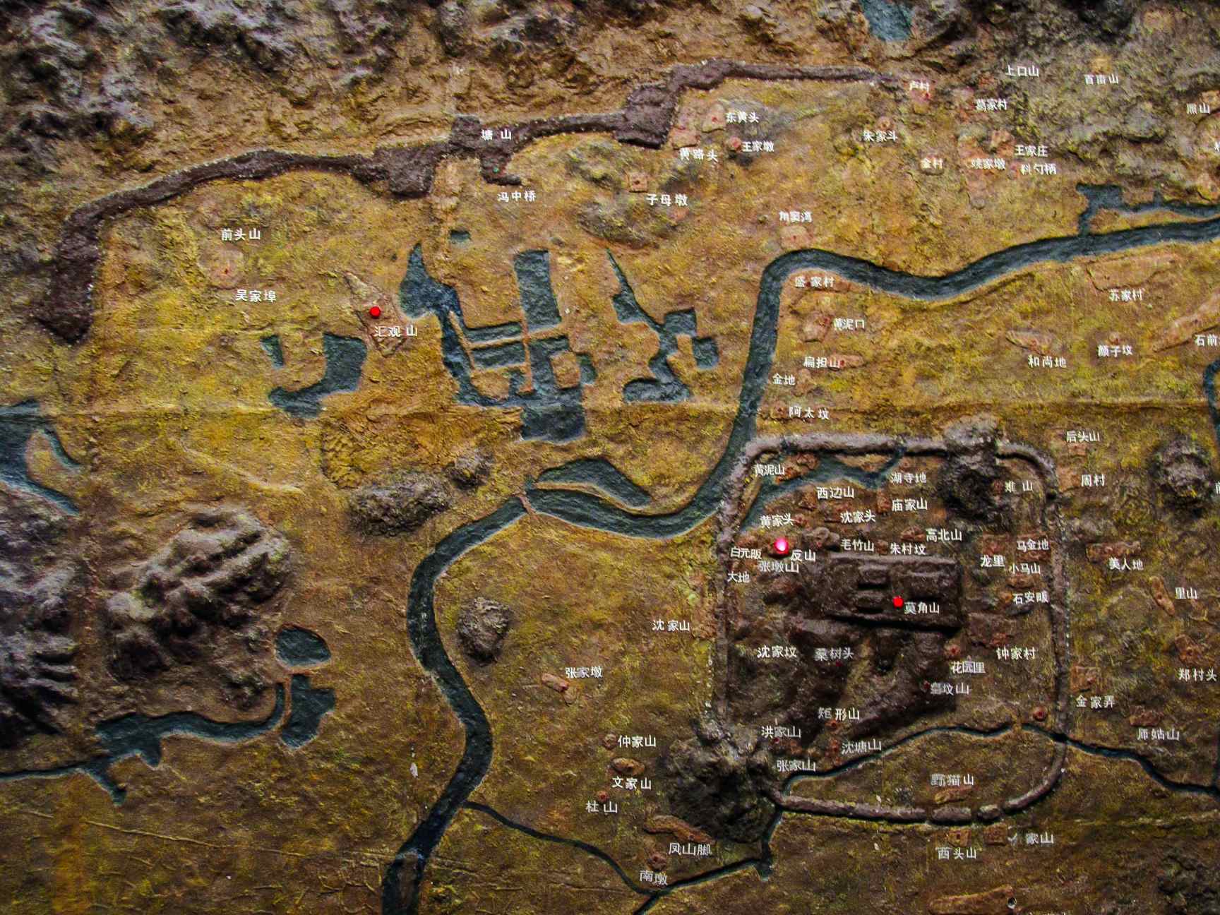 Model kota kuno Liangzhu, dipajang di Museum Liangzhu.