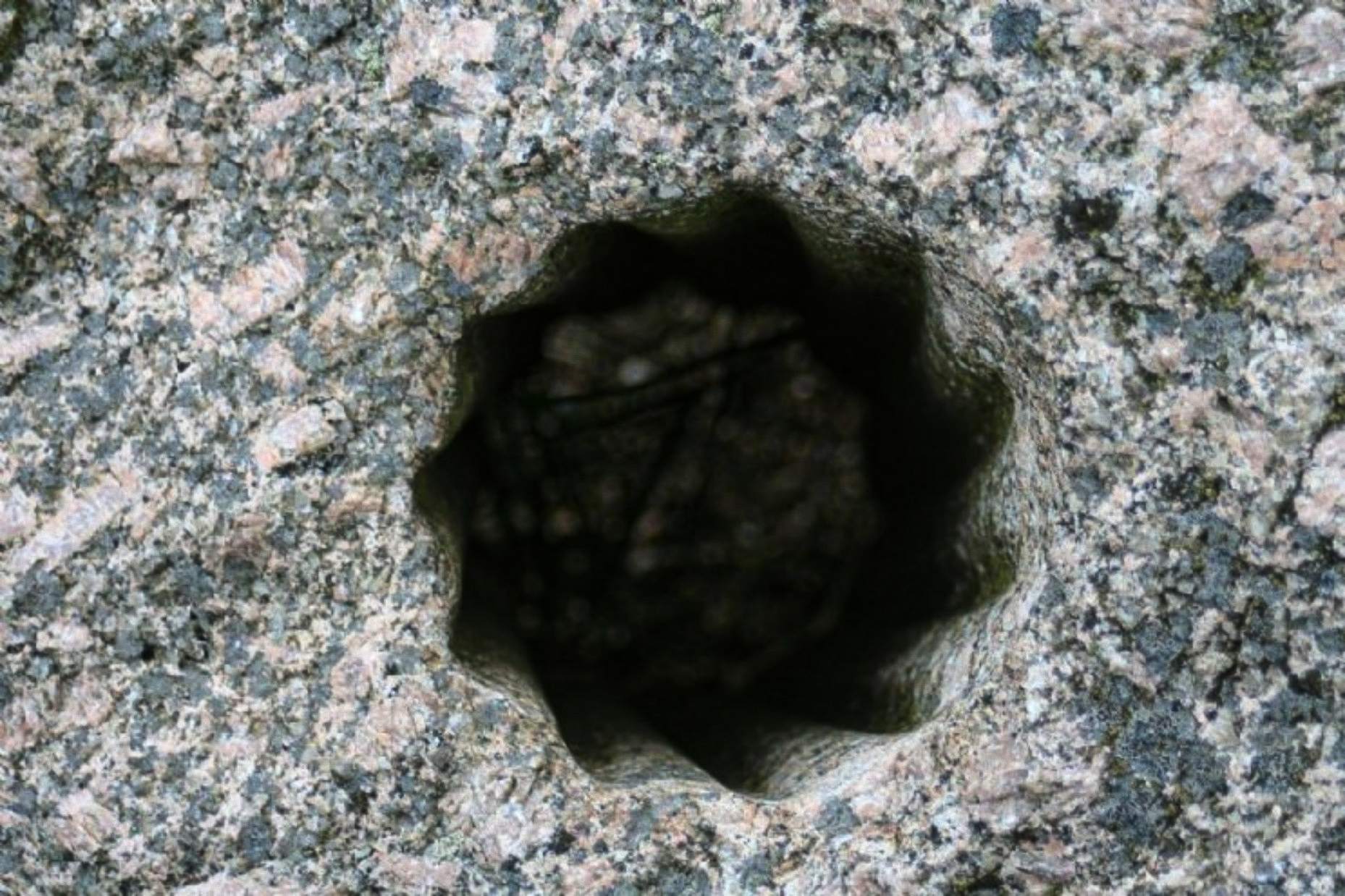 Ces étranges trous anciens en forme d'étoile ont été découverts creusés dans la pierre dure à Volda, en Norvège, une ville qui abritait autrefois de nombreux colons nordiques et qui est aujourd'hui répertoriée comme l'un des sites les plus importants pour les archéologues du pays.