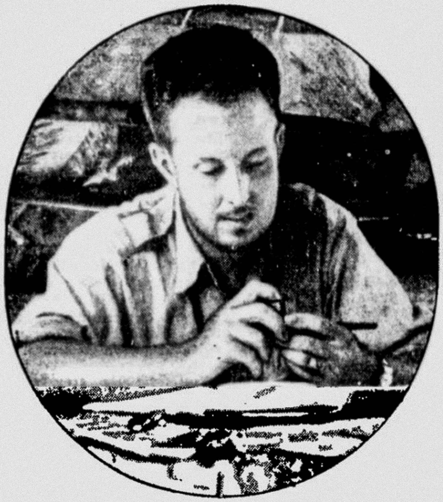 Американският изследовател Теодор Морд, седнал на бюрото си в тропическите гори на Хондурас, докато изследва ла Москития през 1940 г.