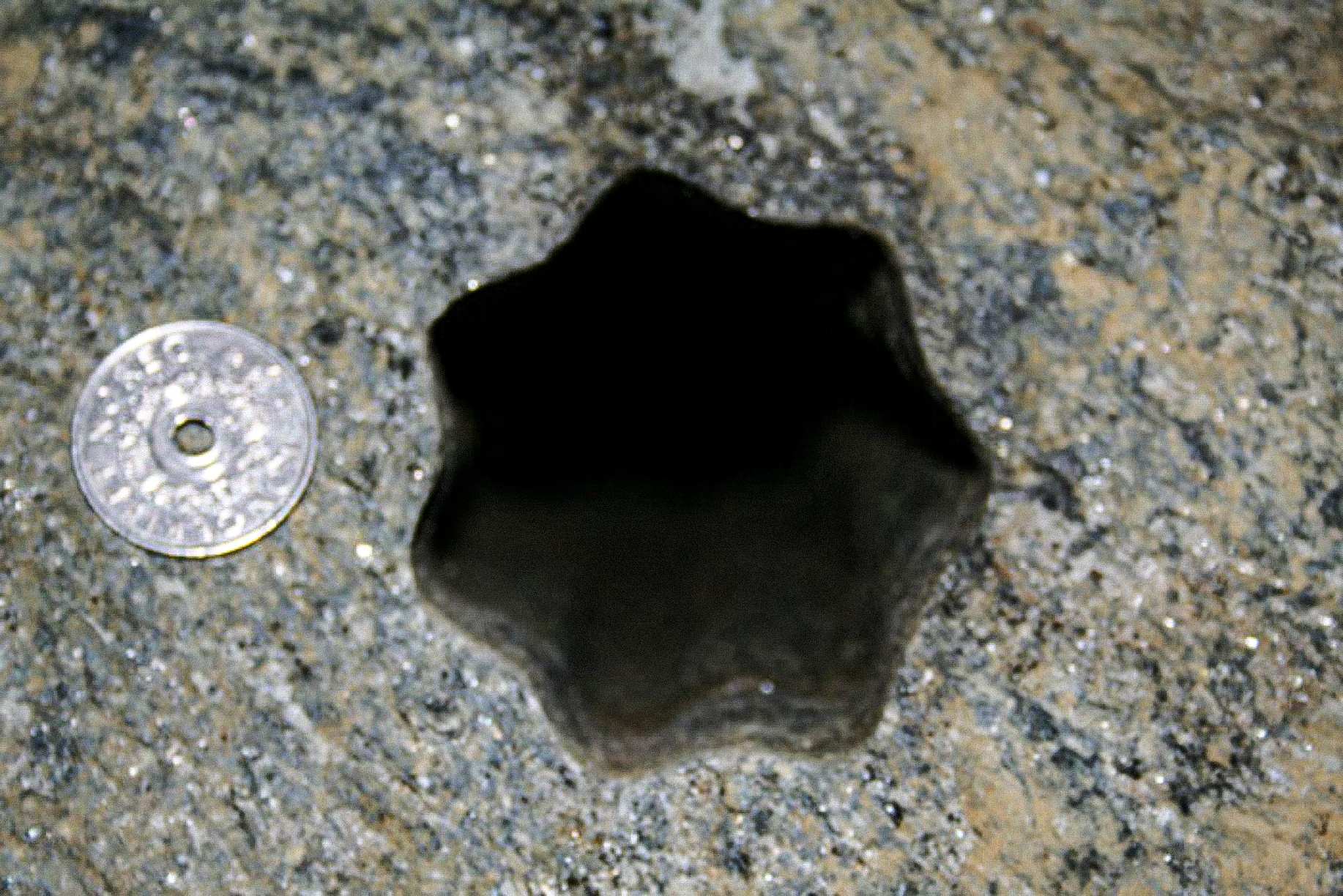 Selle tähekujulise augu (seitsme küljega) leidsid töövõtjad reedel, 30. novembril 2007 Norras Voldas. Norra 5-kroonise mündi läbimõõt on 25 mm. Ava läbimõõt on umbes 65-70 mm.