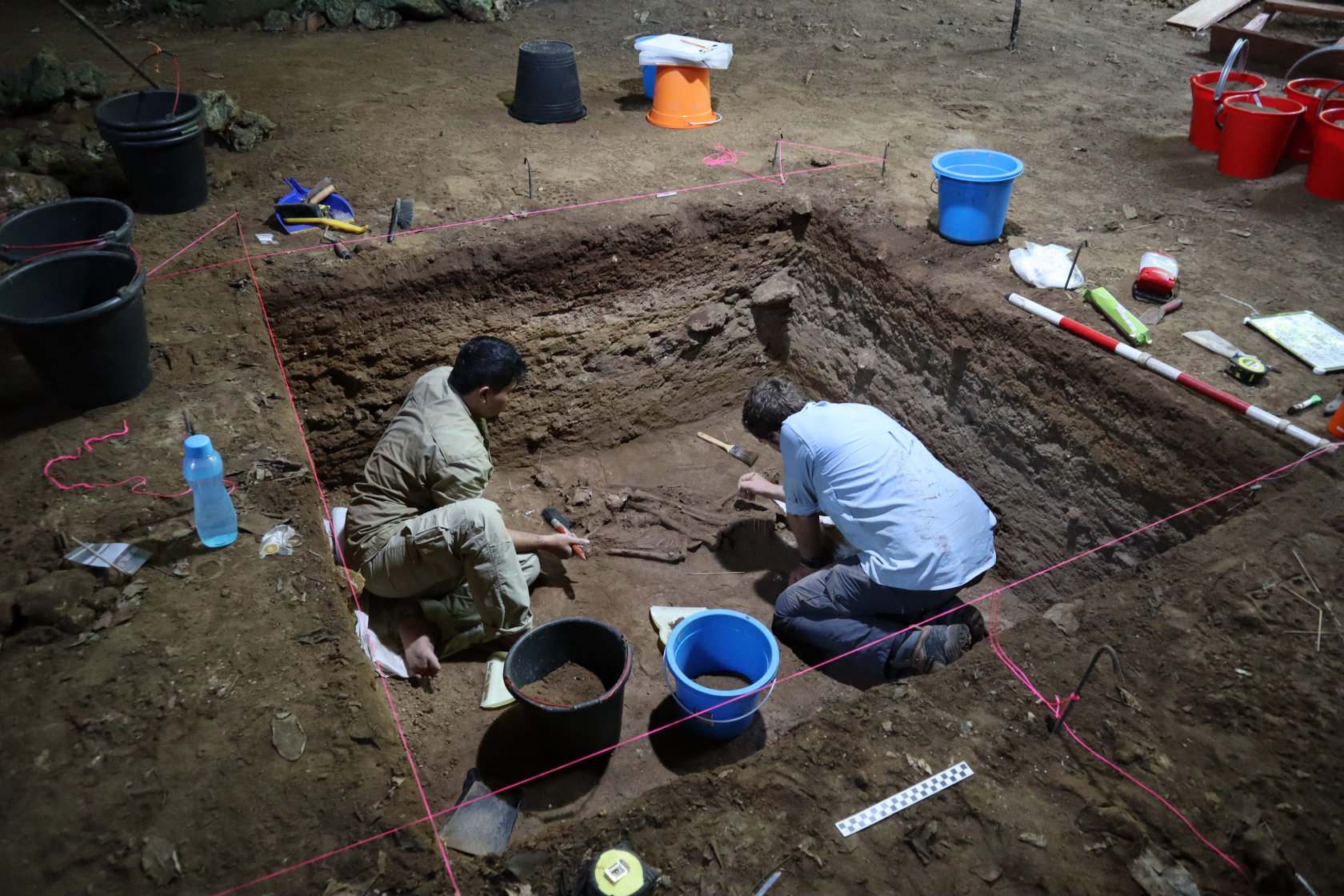 باستان شناسان در غار لیانگ تبو در منطقه دورافتاده سانگ کولیرنگ-منگکالیهات در شرق کالیمانتان مشغول به کار هستند. عکس: تیم مالونی