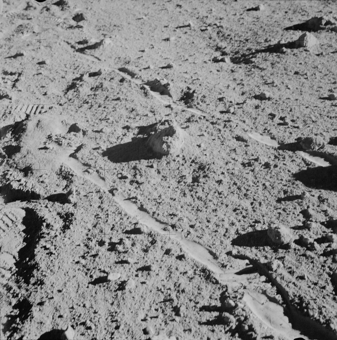 Na Luni odkrili 4 milijarde let star kamen z Zemlje: Kaj pravijo teoretiki? 4