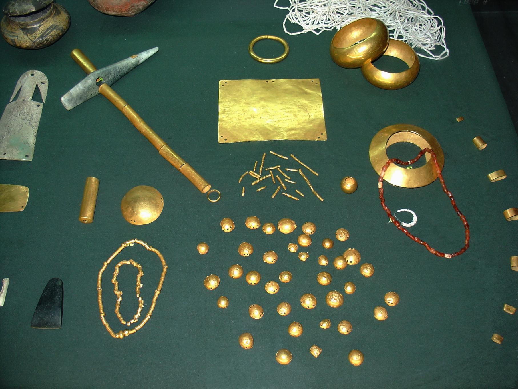 Oggetti d'oro rinvenuti nella necropoli.