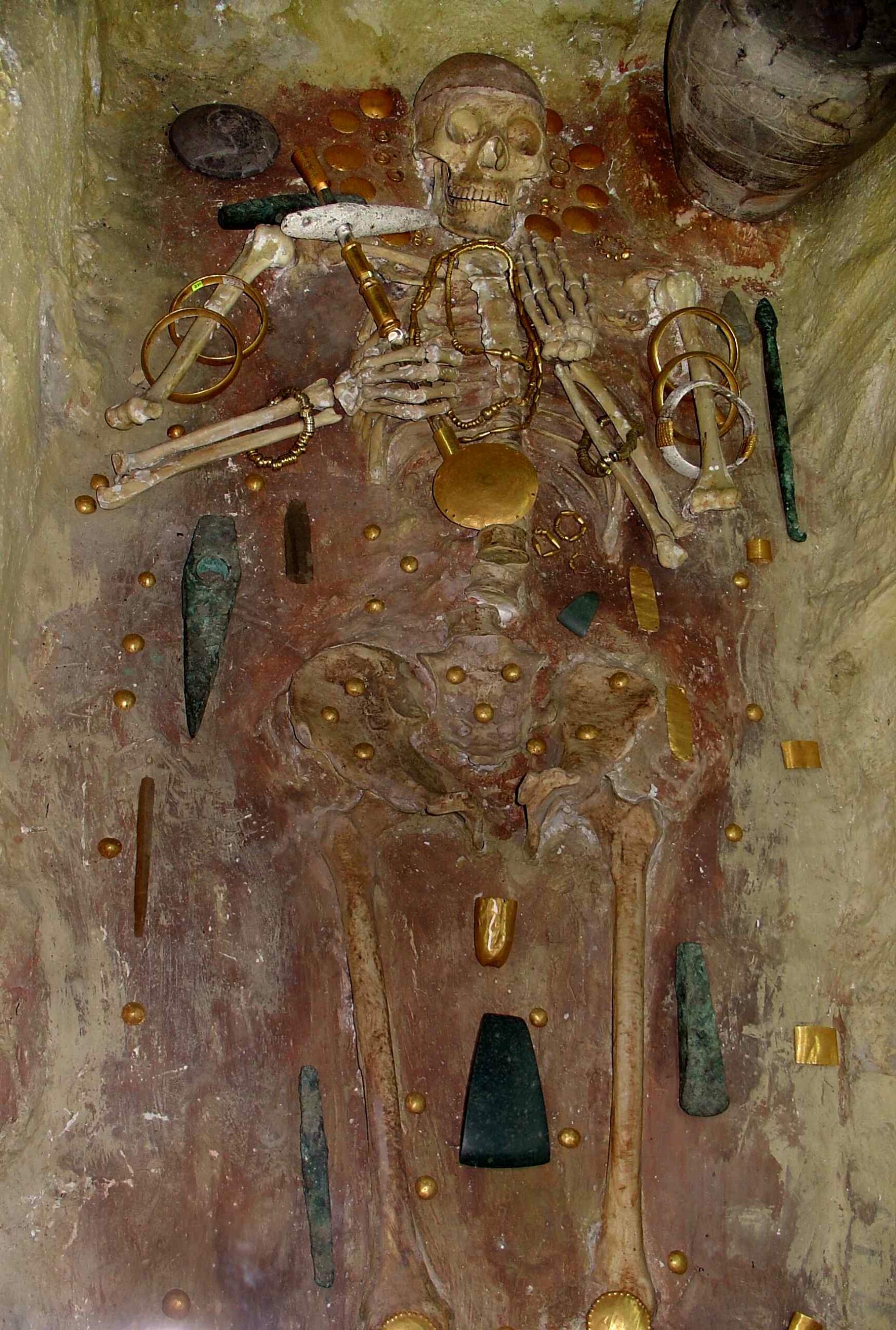 Una tomba della necropoli di Varna (Bulgaria), intorno al 4600 a.C., con i gioielli d'oro più antichi del mondo mai scoperti.
