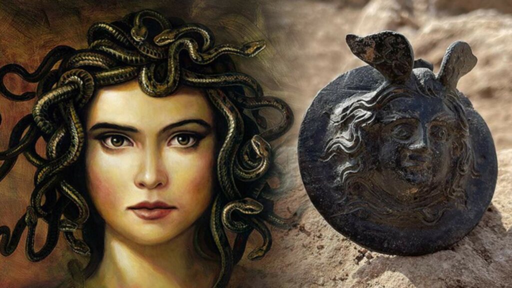Gli archeologi hanno scoperto una medaglia di 1,800 anni con la testa di Medusa 2