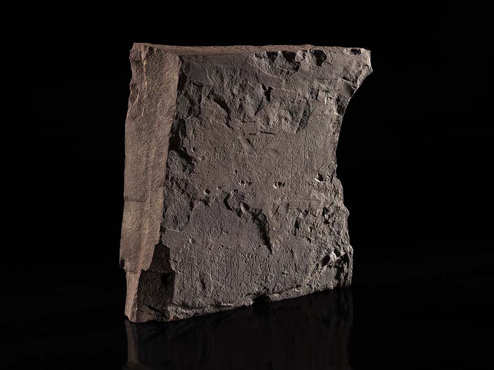 Arkeolog Norwegia yakin maranéhna geus kapanggih runestone pangkolotna di dunya inscribed ampir 2,000 taun ka tukang.