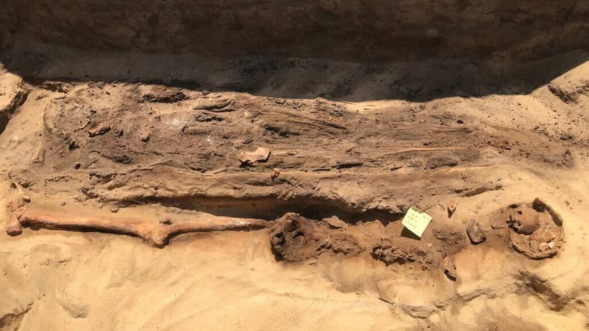 エジプト、ケスナ近くのネクロポリスで見つかったミイラの XNUMX つの残骸。