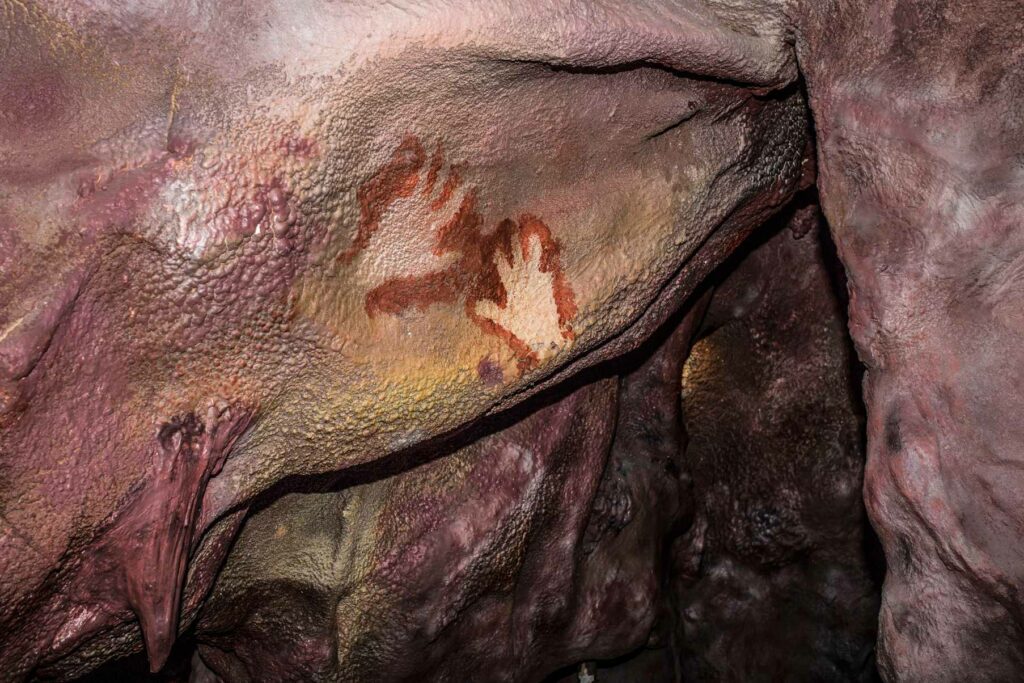 Maltravieso Cave replika med Neanderthals fire fingre håndaftryk, Caceres, Spanien.