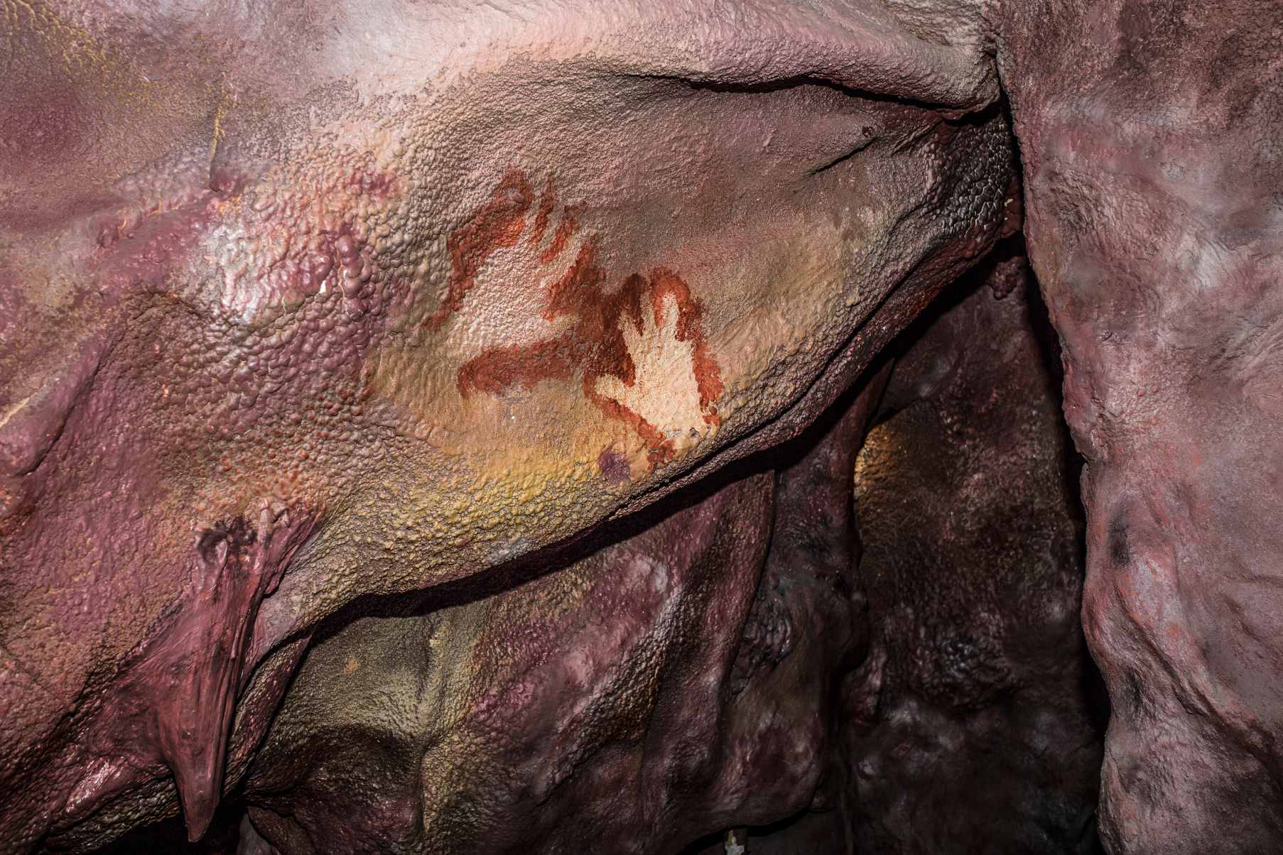 Replika e shpellës Maltravieso me gjurmët e dorës me katër gishta të Neandertalit, Caceres, Spanjë.