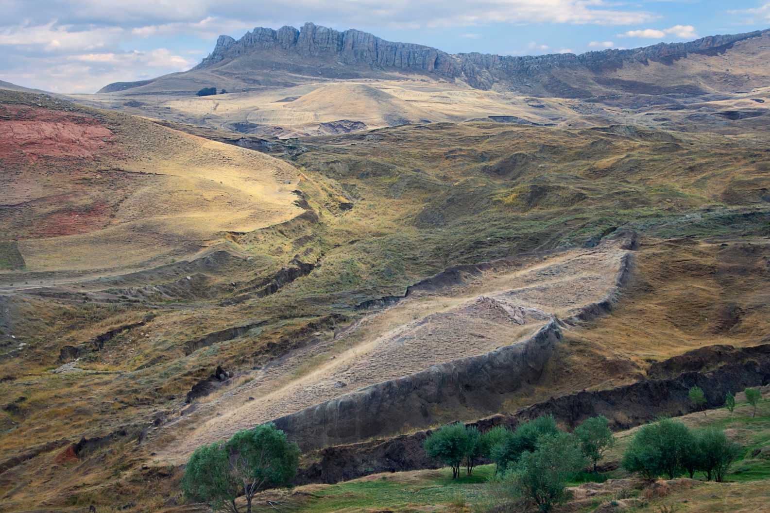 Rester af Noas ark med bådformet klippeformation på det sted nær Mt Ararat, hvor det menes, at arken blev hvilet i Dogubeyazit, Tyrkiet
