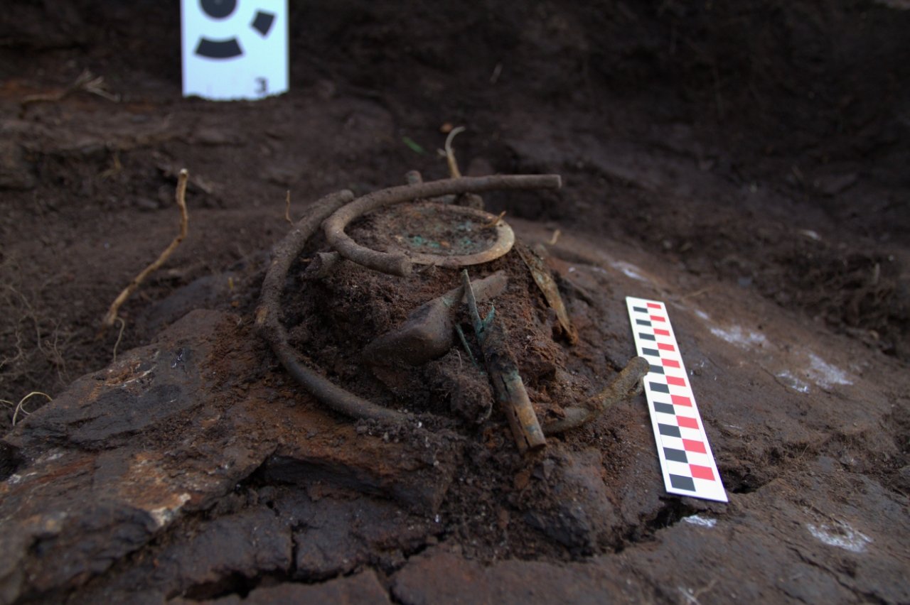 Desítky unikátních 2,500 let starých obřadních pokladů objevených ve vysušeném rašeliništi 4