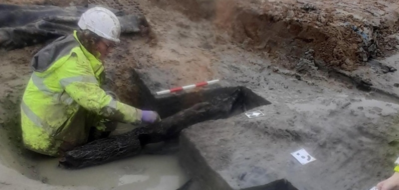 英国の 2,000 年前の水浸しの場所で発見された信じられないほど珍しい鉄器時代の木製のオブジェクト 4