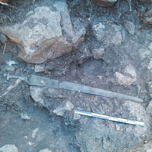 Svärdet hittades av arkeologer på platsen Talaiot del Serral de ses Abelles i staden Puigpunyent på Mallorca, Spanien. Det är ett av endast 10 svärd från bronsåldern som hittats på platsen.