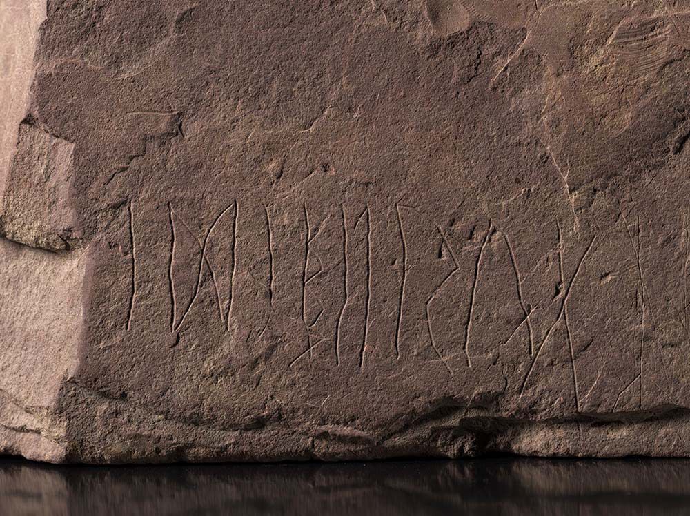 Disse runer blev indskrevet mellem år 1 og 250 e.Kr. og går tilbage til de tidligste dage af runeskriftets gådefulde historie. Foto: Alexis Pantos/KHM, UiO.