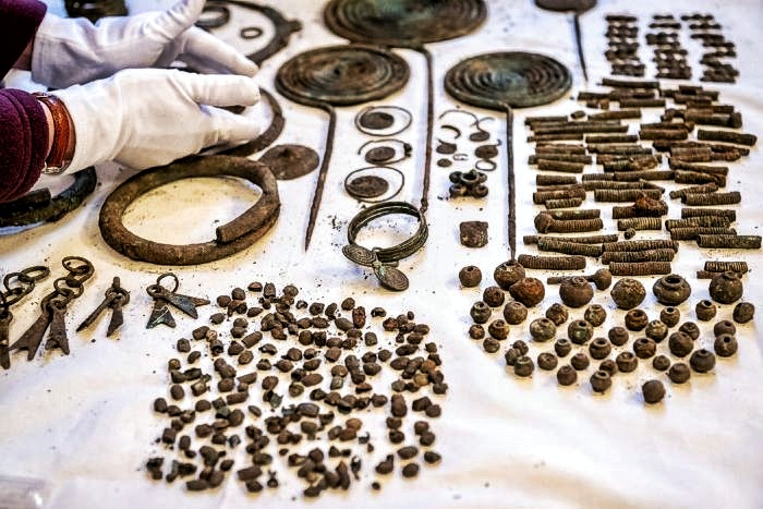 Dhjetra thesare ceremoniale unike 2,500-vjeçare u zbuluan në një moçal torfe të kulluar 1