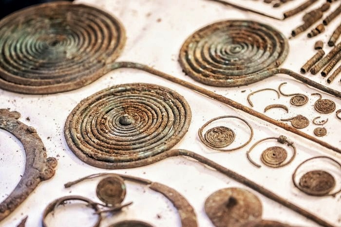 Lusinan harta karun upacara unik berusia 2,500 tahun ditemukan di rawa gambut yang dikeringkan 3