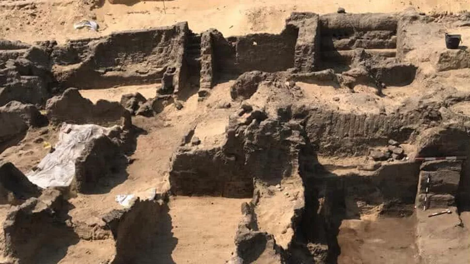 ミイラは、国の歴史のさまざまな時期の何百もの墓があるエジプトの埋葬地であるケワイスナ墓地遺跡で発見されました