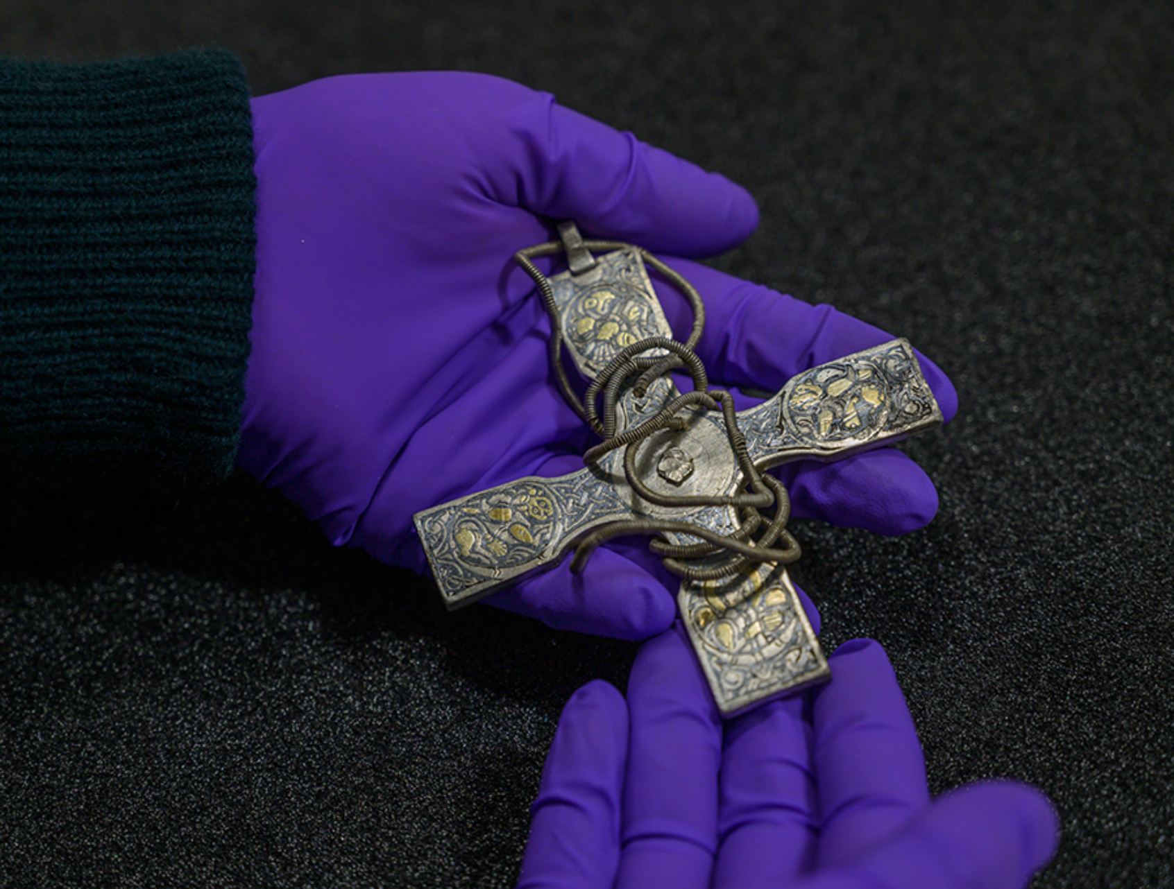 Salib dada berornamen perak dengan rantai kawat dari zaman viking Galloway Hoard.