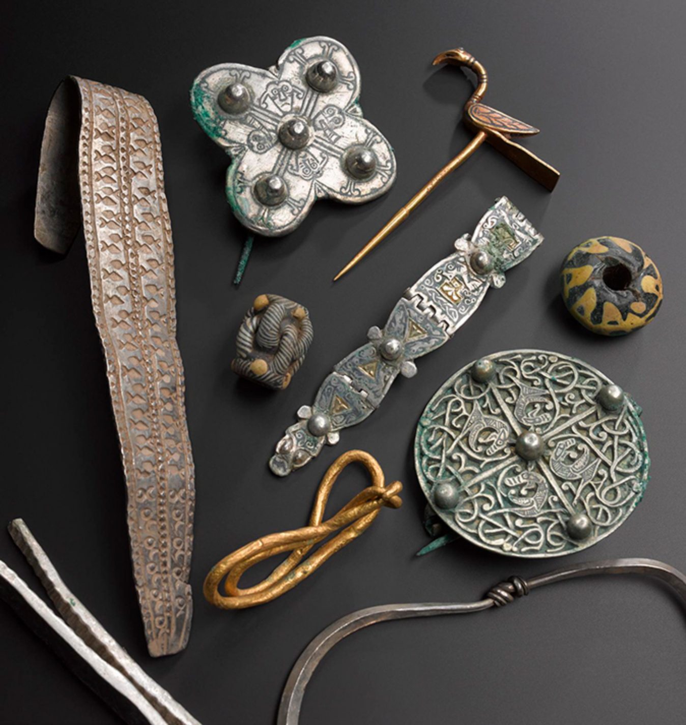 Uma seleção de objetos da era Viking Galloway Hoard.