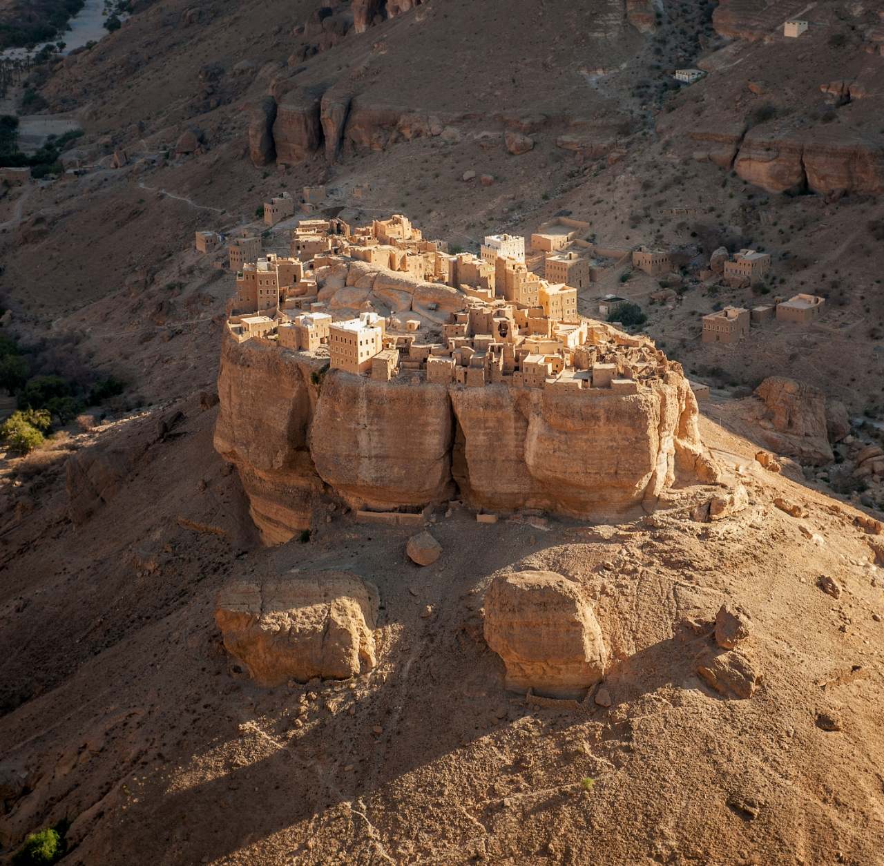 A incrible aldea do Iemen construída sobre un bloque de rocha xigantesco de 150 metros de altura 1