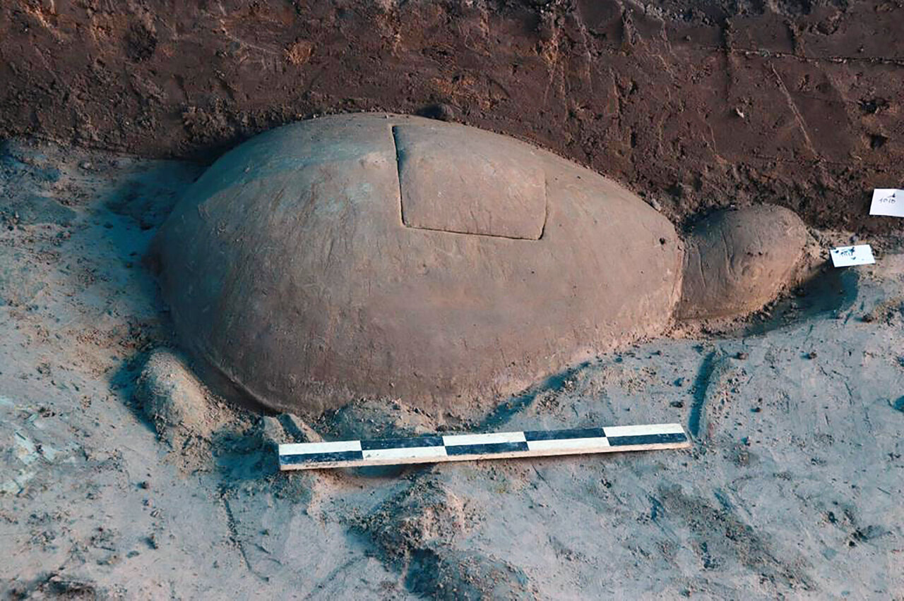 6. május 2020-án az Apsara Hatóság által készített fotón egy teknősszobor látható a Kambodzsa északnyugati részén található Siem Reap tartomány Srah Srang helyszínén. Kambodzsai régészek egy nagy, évszázados teknősszobrot tártak fel 7. május 2020-én, csütörtökön az ország északnyugati részén található híres Angkor templomkomplexumban végzett ásatás során.