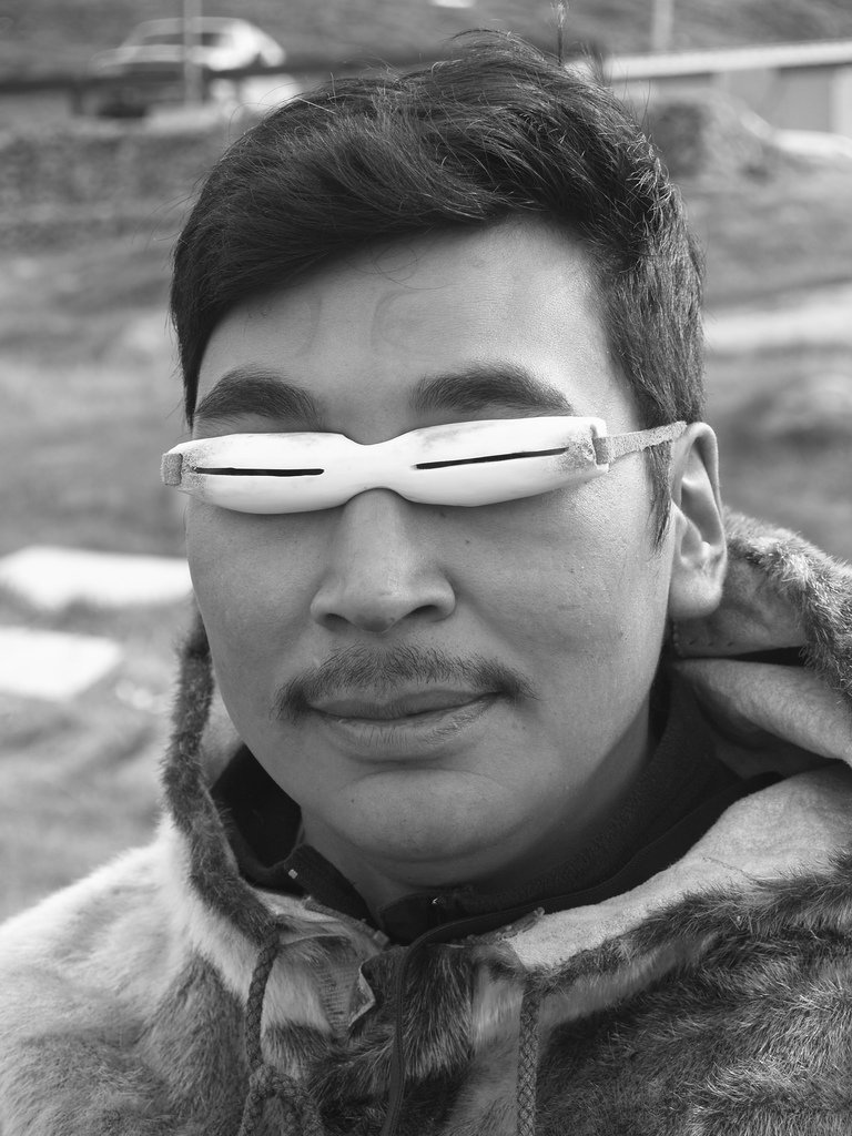 Inuit goggles egbon ti a ya lati egungun, ehin-erin, igi tabi antler 1