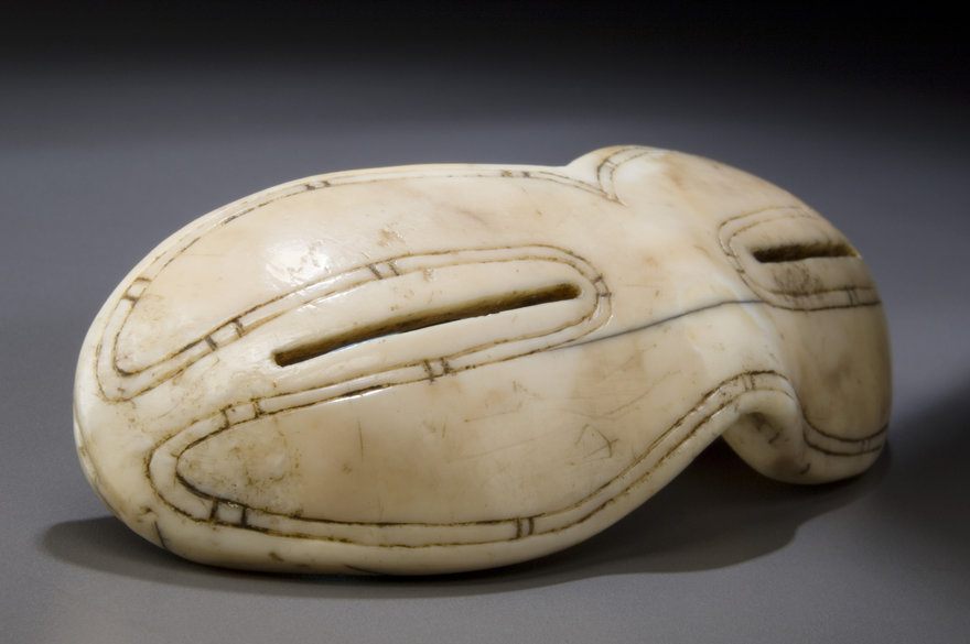 Kemik, fildişi, tahta veya boynuzdan oyulmuş Inuit kar gözlüğü 2