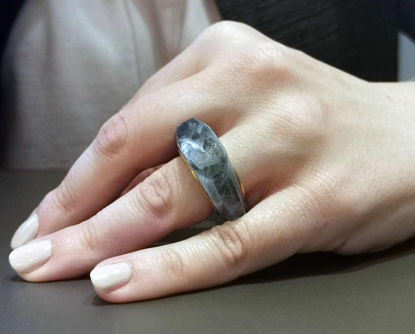 卡利古拉 (Caligula) 擁有 2,000 年曆史的令人驚嘆的藍寶石戒指講述了一個戲劇性的愛情故事 3