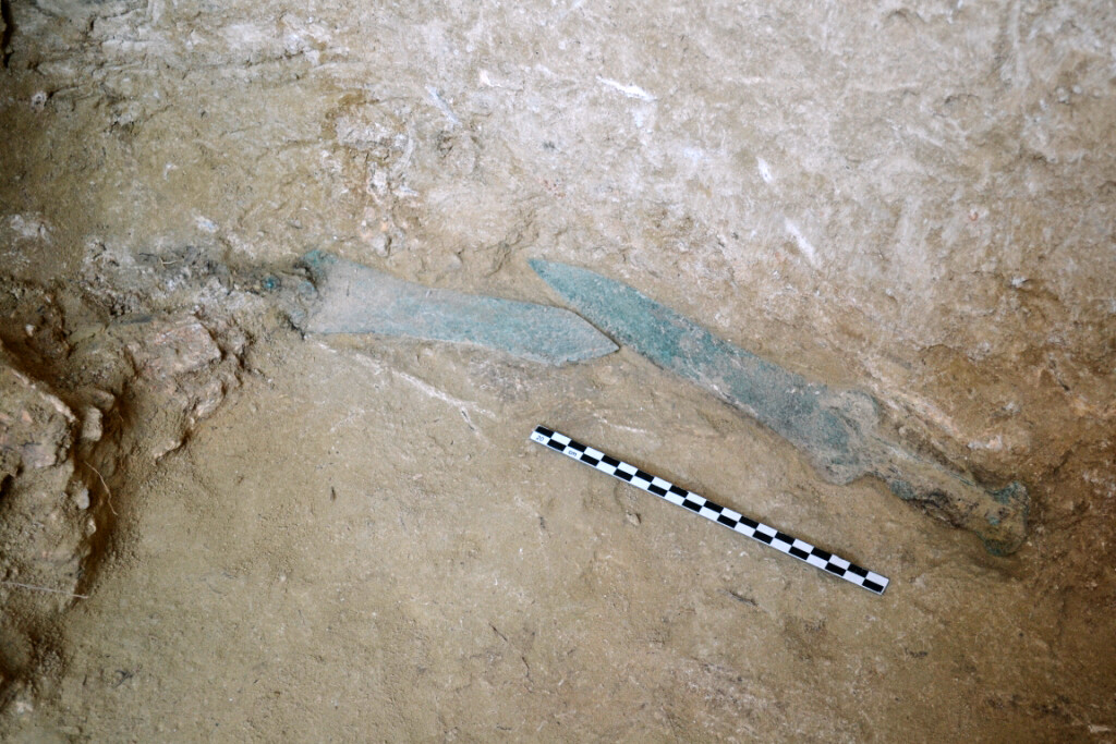 Два з трьох мікенських бронзових мечів, знайдених поблизу міста Егіо в регіоні Ахайя на Пелопоннесі.