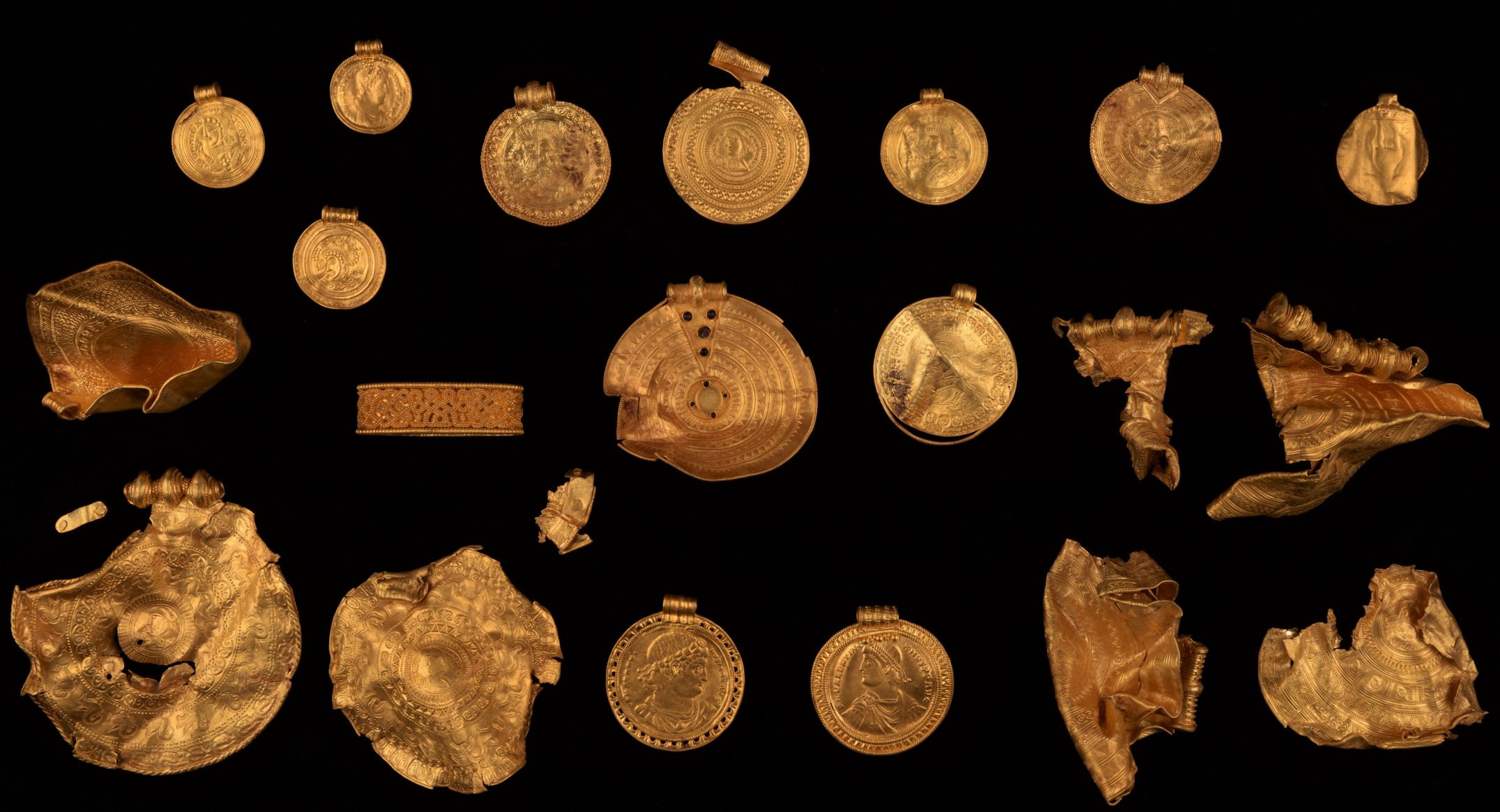Il bratteato faceva parte di un tesoro sepolto di Vindelev di oggetti d'oro, alcuni dei quali risalenti al V secolo d.C., che è stato portato alla luce nella parte orientale della regione danese dello Jutland nel 2021.