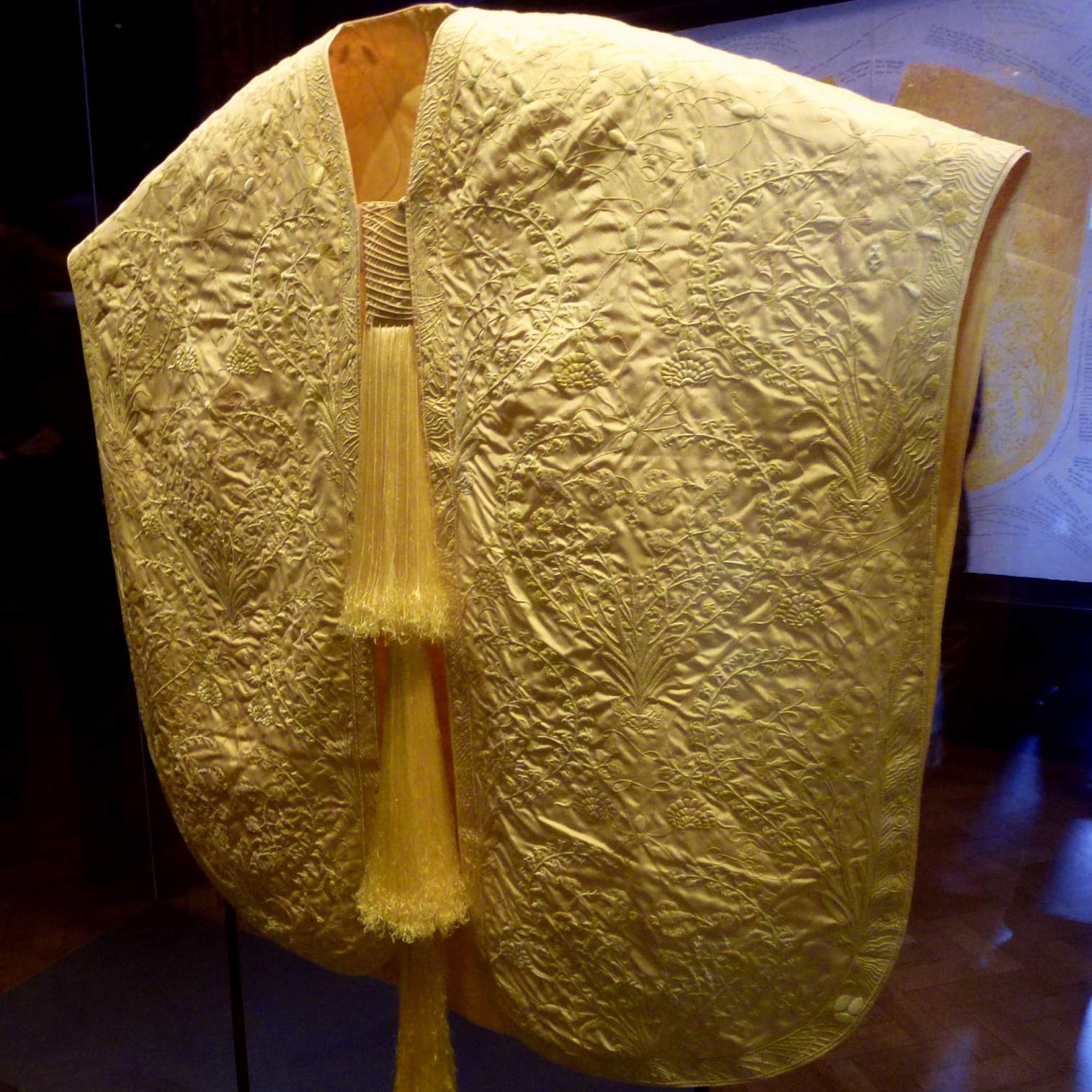 La capa dorada, hecha con la seda de más de un millón de arañas Golden Orb Weaver hembra recolectadas en las tierras altas de Madagascar, exhibida en el Victoria and Albert Museum de Londres en junio de 2012.