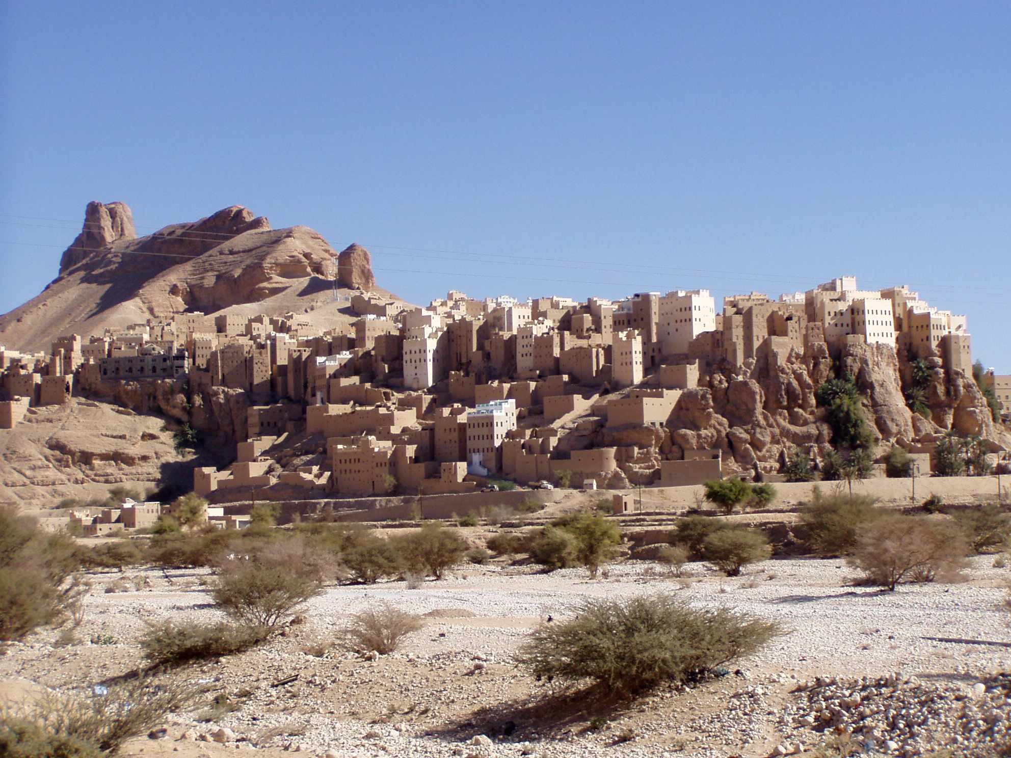 Neįtikėtinas kaimas Jemene, pastatytas ant 150 metrų aukščio milžiniško uolų bloko 2