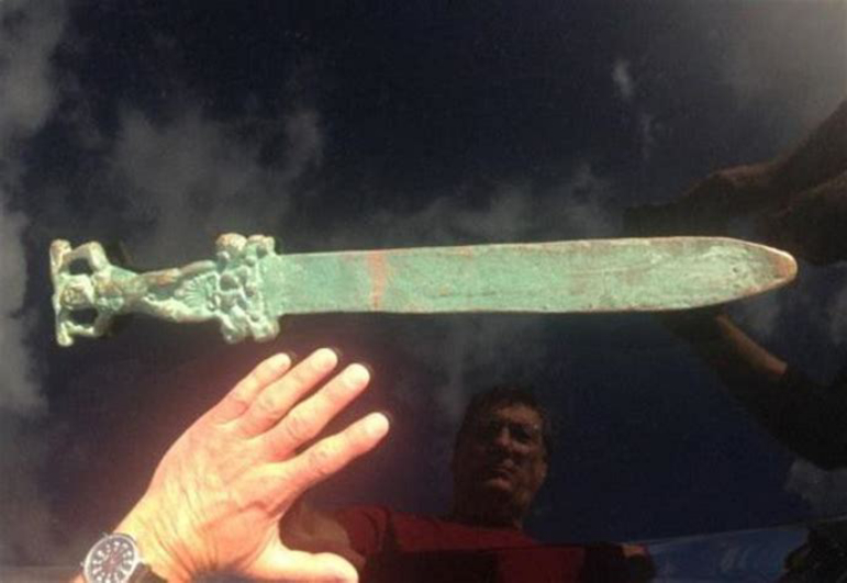 Римскиот меч пронајден веднаш до островот Оук. Фотографијата е дадена на investigatinghistory.org и Националното друштво за богатство