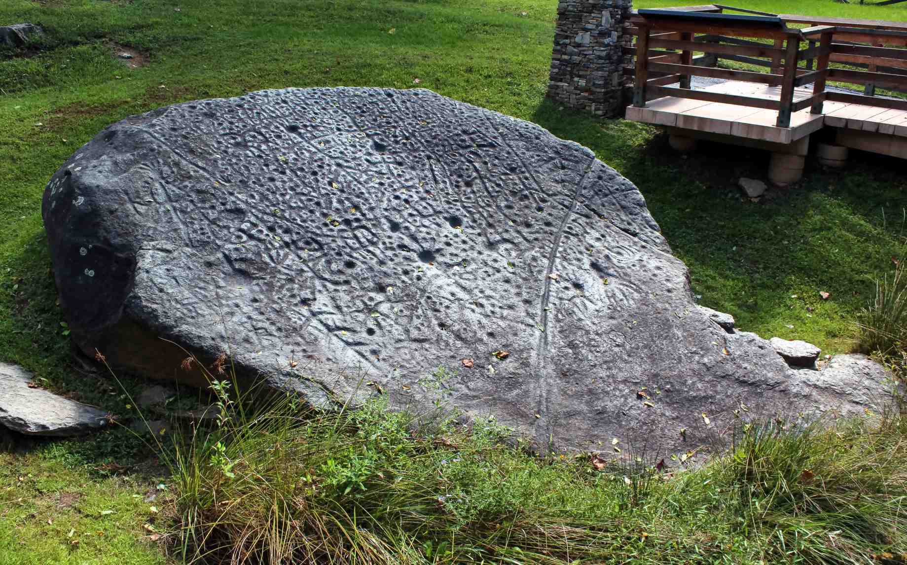 Batu Judaculla. Ia mengandungi kira-kira 1,548 motif, dan mengekalkan kepentingan istimewa untuk Cherokee. ©