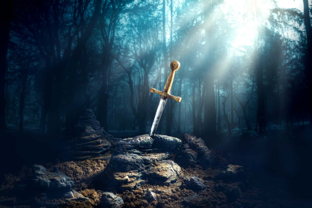 Excalibur, zwaard in de steen met lichtstralen en stofdeeltjes in een donker bos