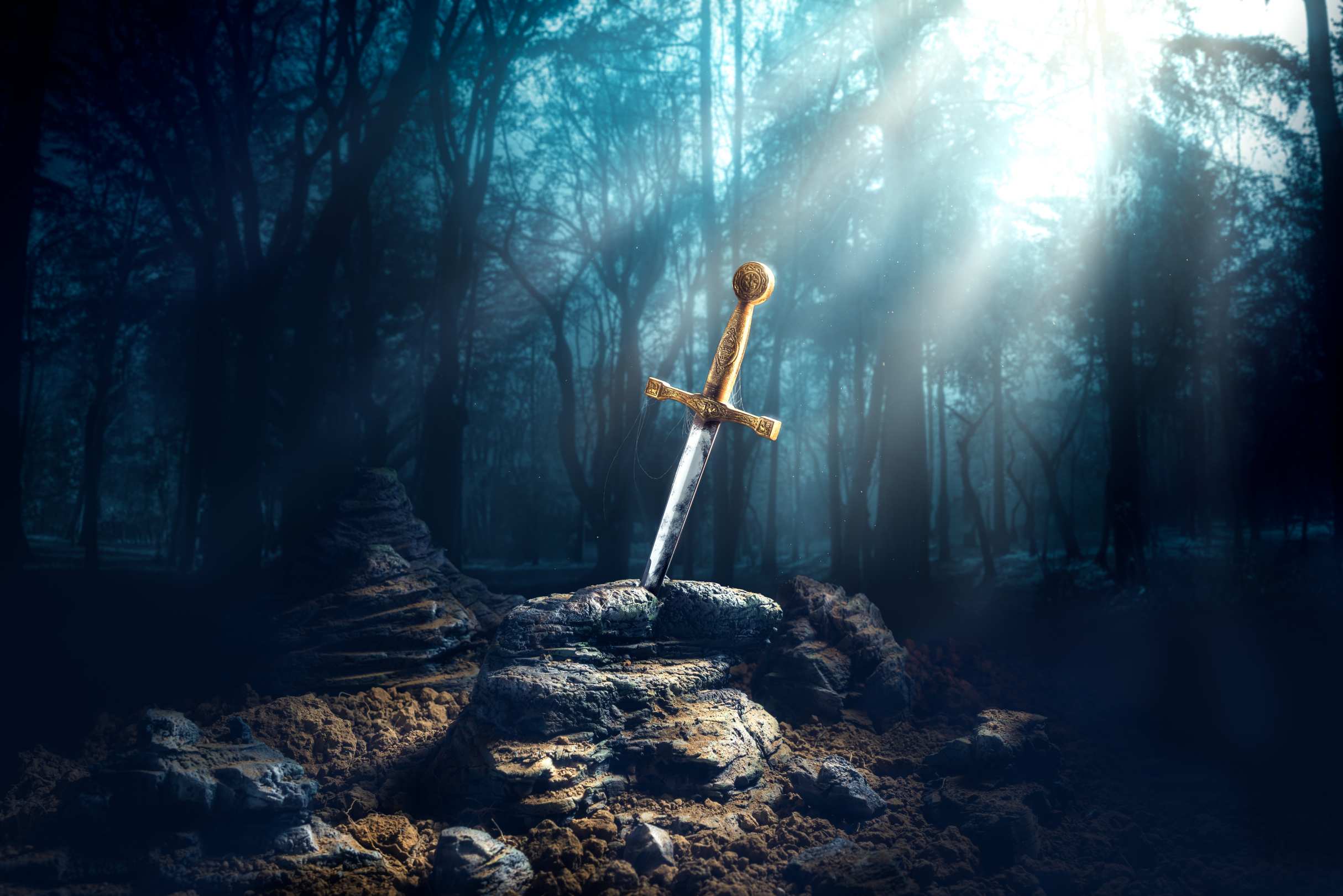 Excalibur, karanlık bir ormanda ışık ışınları ve toz özellikleri ile taş kılıç