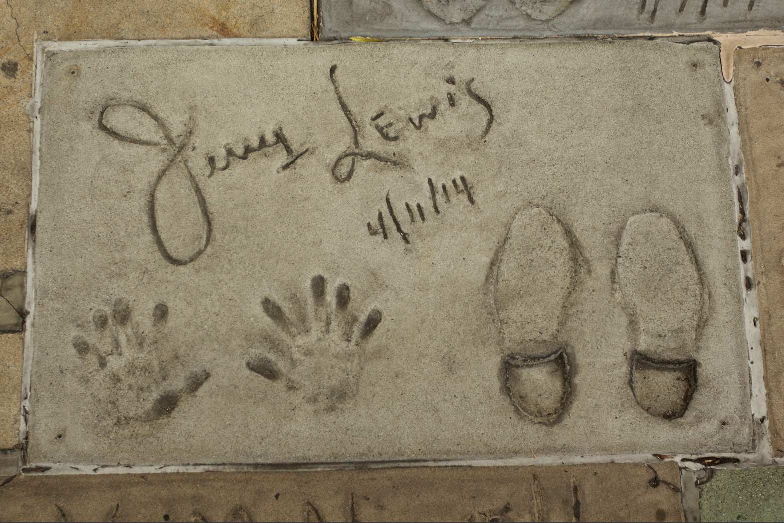 Появи се импровизиран мемориал за покойния комик, актьор и легендарен артист Джери Луис около отпечатъците на ръцете и краката му на Холивудската алея на славата в Лос Анджелис, когато той почина през 2017 г.