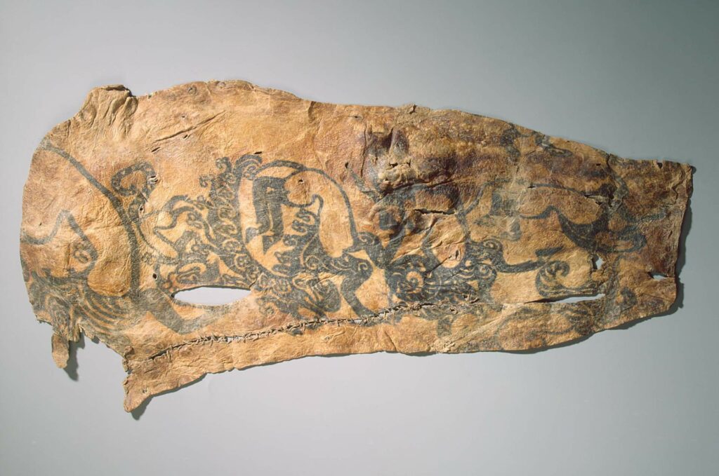 Τατουάζ στο δεξί χέρι ενός αρχηγού φυλής, Πολιτισμός Pazyryk 5ου αιώνα π.Χ., Πρώιμη Εποχή του Σιδήρου, Όρη Αλτάι. Το δεξί χέρι από τον καρπό μέχρι τον ώμο φέρει τις αναπαραστάσεις έξι φανταστικών κέρατων θηρίων, με τα οπίσθιά τους στριμμένα γύρω.