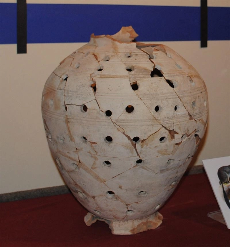 Táto starodávna nádoba je plná dier, vrátane jednej na jej základni; hoci vedci netušia, na čo sa používal, veria, že sa datuje pred 1,800 rokmi do rímskej Británie.
