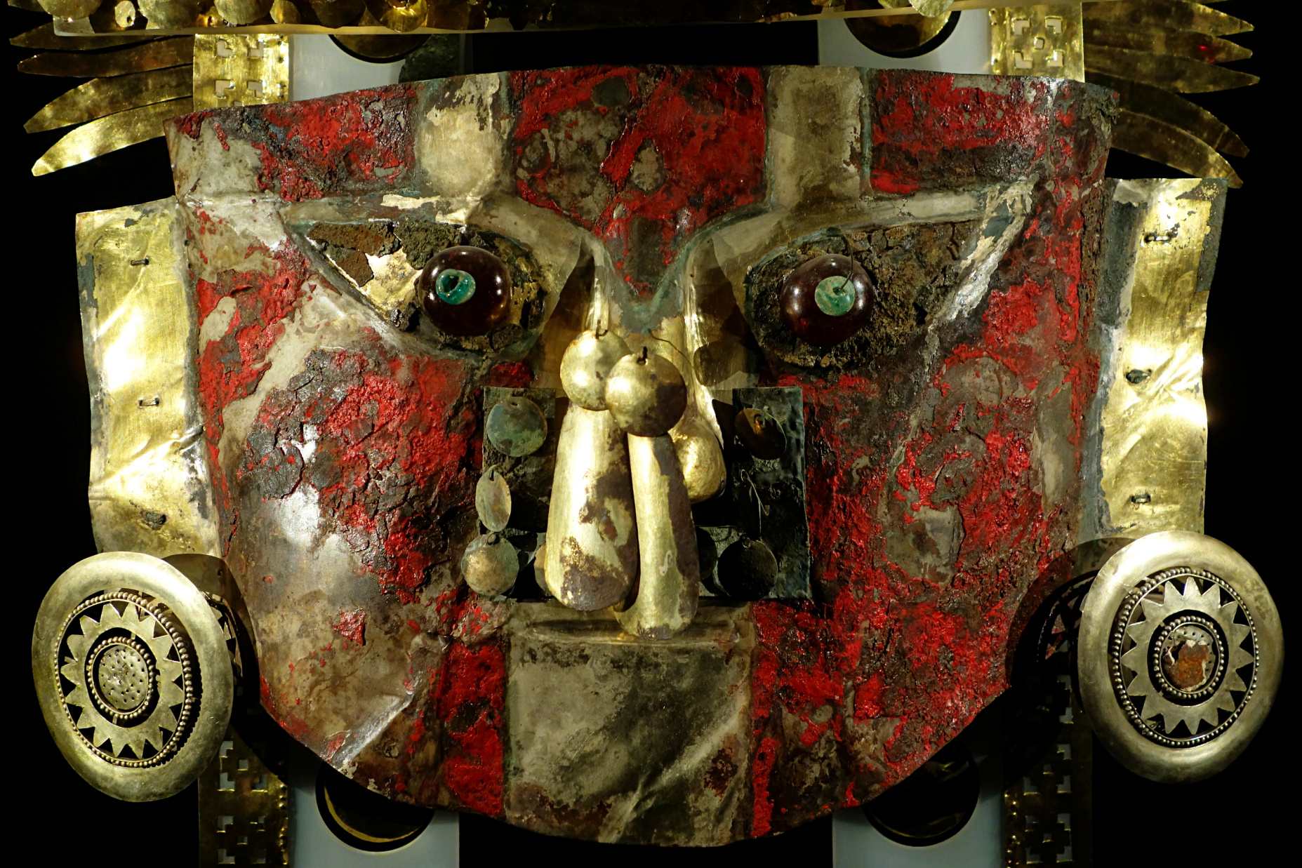 Un échantillon de peinture rouge prélevé sur un masque vieux de 1,000 XNUMX ans extrait d'une tombe de Sican au Pérou contient du sang humain et des protéines d'œuf d'oiseau, en plus d'un pigment rouge.